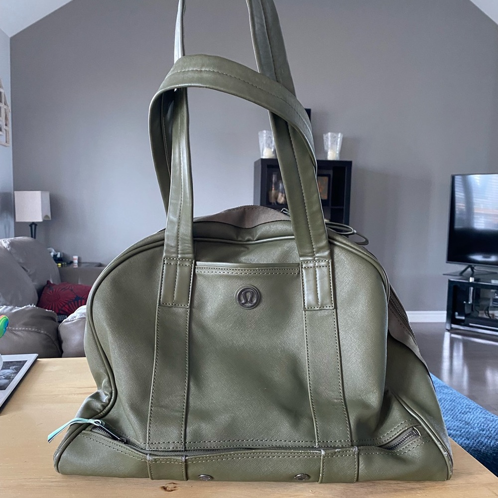 Army green lululemon gym bag